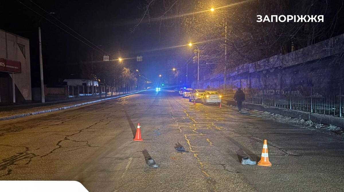 У Запоріжжі пішохода збили одразу дві автомобілі.
