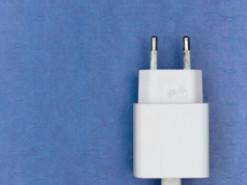 Чому не варто залишати зарядний пристрій у розетці?