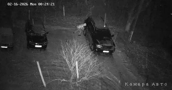 Зловмисник пошкодив колеса автомобіля міського голови Кіцмані Сергія Булези.