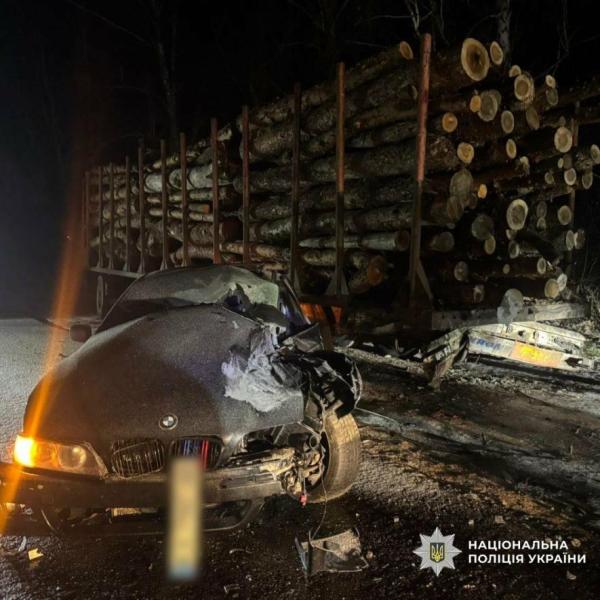 Легковий автомобіль зіткнувся з напівпричепом, що перевозив дрова: масштабна аварія на Харківщині.