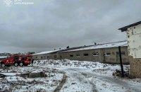 У Харківській області російські військові здійснили напад на фермерське господарство, внаслідок чого один чоловік отримав поранення, а 100 свиней загинули.