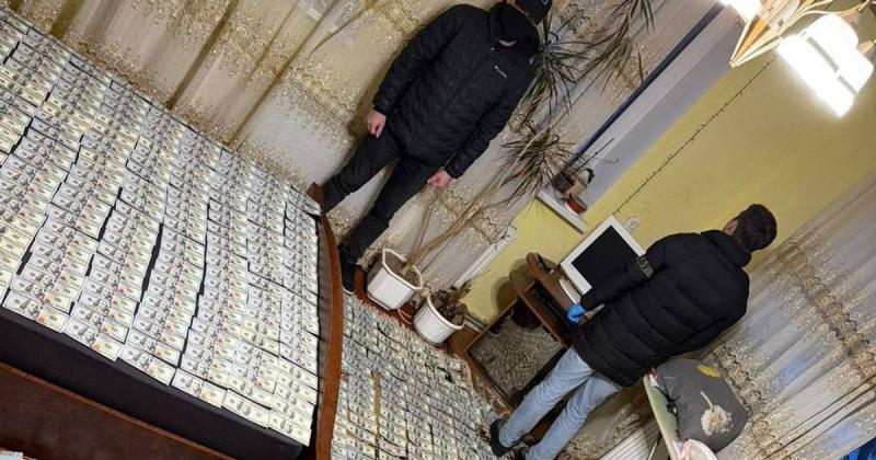 Килим та покривало з доларів у спальні: кадри обшуку вінницьких лікарів-корупціонерів вразили мережу.
