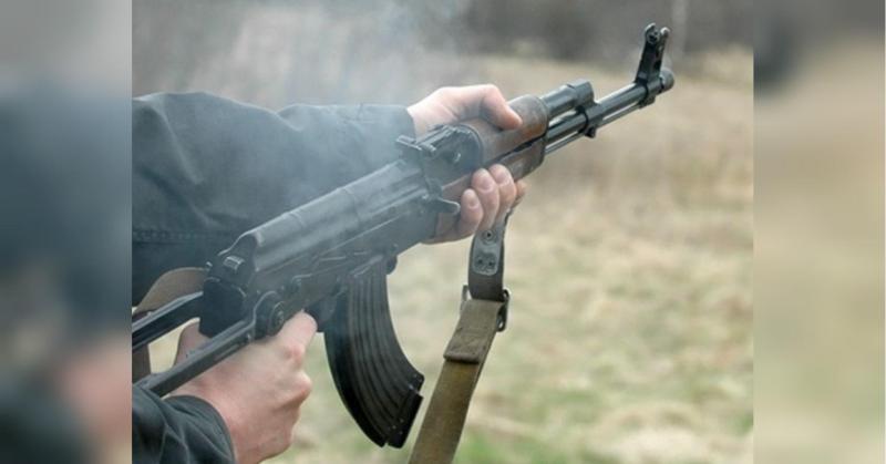 У Хмельницькому солдат почав стріляти з автоматичної зброї з балкона дев'ятиповерхового будинку (відео)