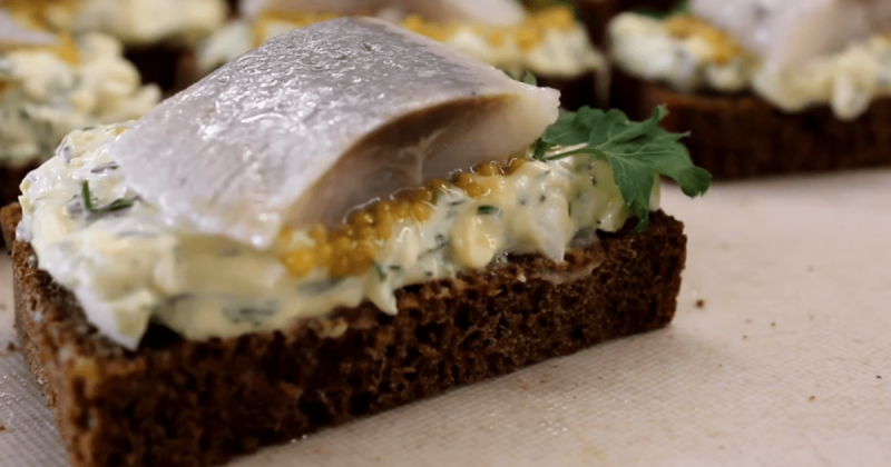 Ці бутерброди з оселедцем завжди розходяться першими, адже їх ніколи не вистачає: простий рецепт закуски (відео)