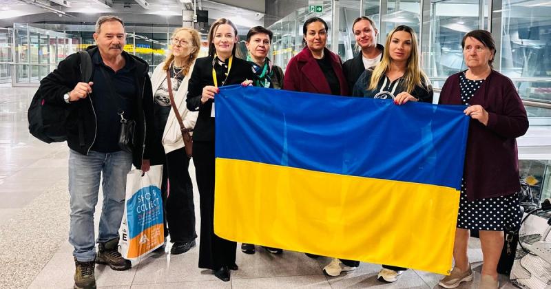 Україна і Польща провели евакуацію 16 громадян з Близького Сходу, доставивши їх до Варшави - Новини bigmir)net.