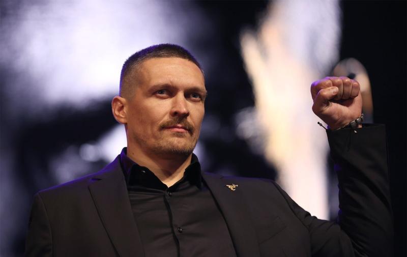 Усик став зіркою вражаючої фотосесії, позуючи в легендарному поясі та стильній рожевій куртці.