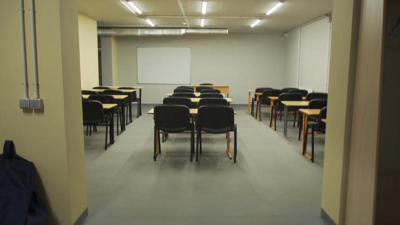 Заняття на мінус третьому рівні: в одній з гімназій Кам'янського створили класи для учнів у безпечному укритті.