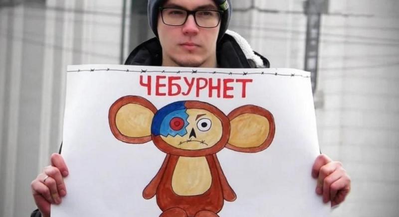 Росія переживає цифрові 90-ті: люди активно використовують рації та пейджери, побоюючись 