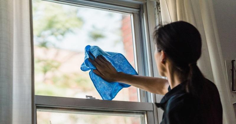 Таємний метод для бездоганно чистих вікон: просто додайте це у воду і забудьте про плями всього за кілька хвилин!