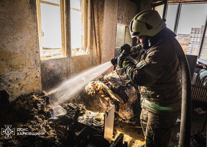 У Харкові трагічно загинула жінка, яка вистрибнула з вікна тринадцятого поверху під час пожежі.