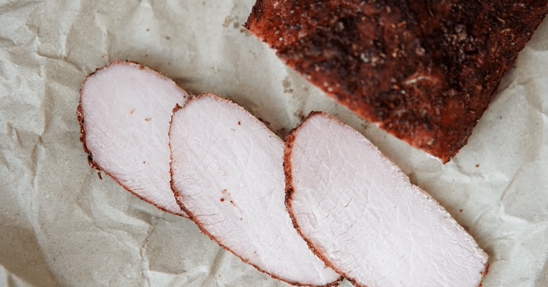 Свинина на акції: як приготувати домашню шинку для великоднього кошика.