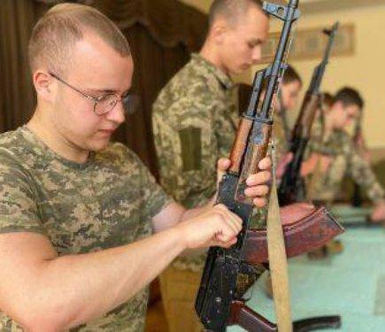 Учнів та студентів готуватимуть до національного опору.