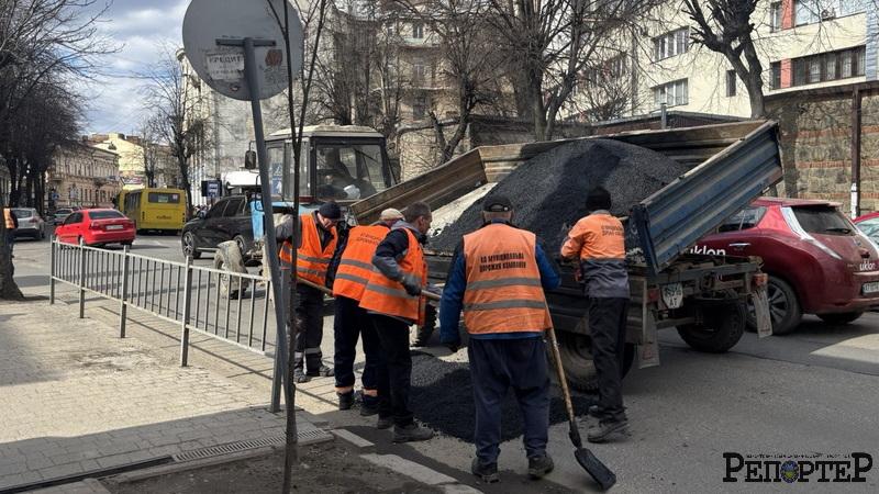 Міська рада знову оголосила конкурс на проведення ремонтних робіт на вулицях Коновальця, Петлюри та Івасюка.