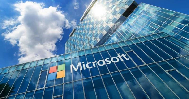 Microsoft створює власні потужні моделі штучного інтелекту, щоб конкурувати з OpenAI, повідомляє Delo.ua.