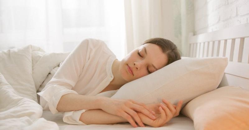 5 напоїв для вечірнього вживання, які сприяють швидшому засипанню — рекомендації від дієтологів.