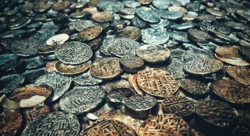 Під час прокладення труб у підземеллі старого будинку сантехнік натрапив на золоті скарби.