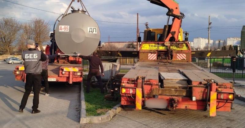 У Київській області було розкрито і закрито мережу автозаправних станцій, що постачали нелегальне пальне: де здійснювали заправку фальсифікованими паливами -- Delo.ua