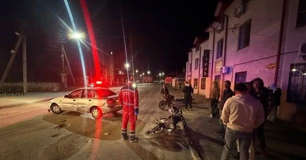 У Збаражі водій у стані алкогольного сп'яніння наїхав на двох пішоходів і влаштував ДТП, в якій постраждали три мотоцикли.