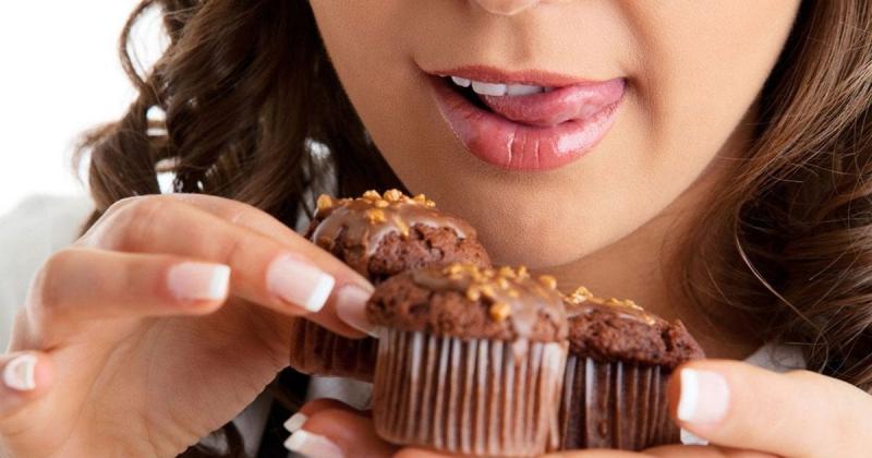 Лікар пояснила, чому виникає бажання вживати солодощі та які кроки можна зробити, щоб це змінити.