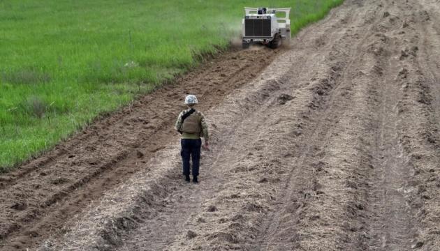 У березні в рамках програми компенсації було розміновано 572 гектари сільськогосподарських земель.