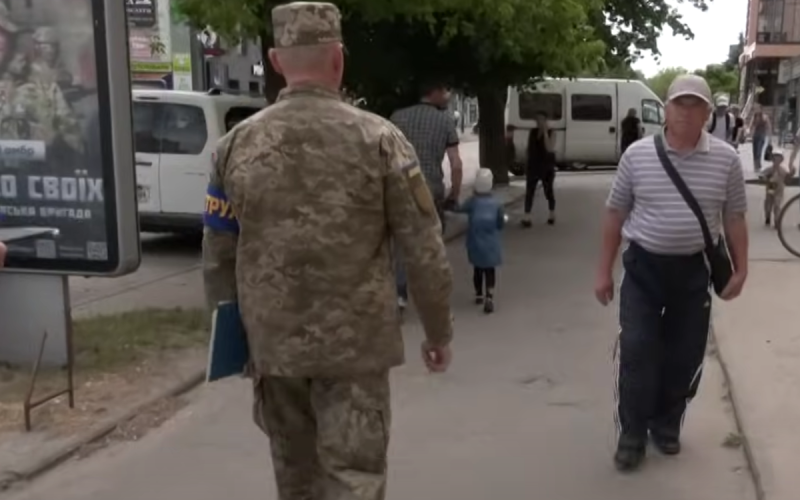 Українцям розробляють нові норми мобілізації: хто відповідатиме за перевірку документів.