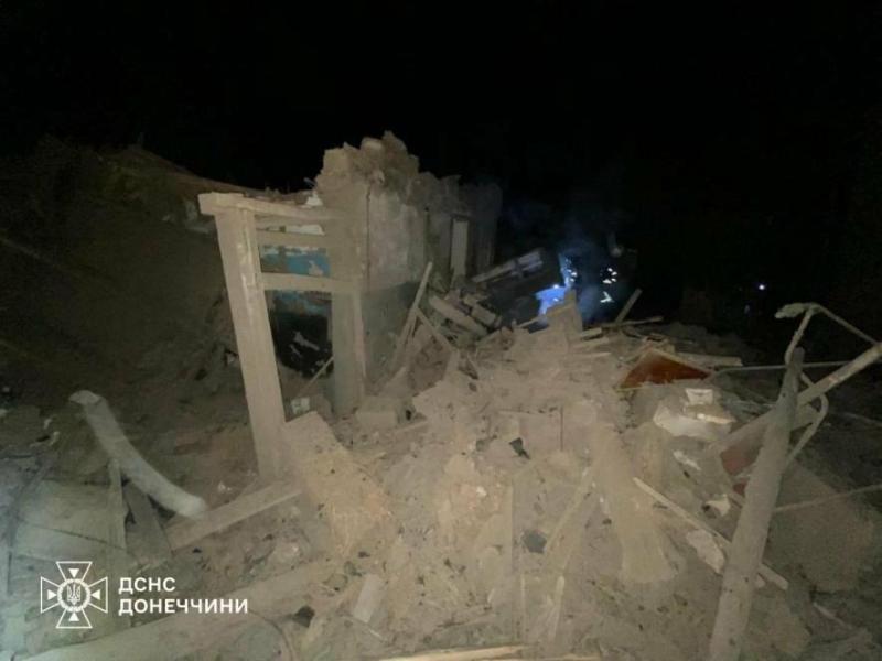 У Краматорську з-під руїн будівлі витягли тіло жінки після нічного обстрілу, - ФОТО.