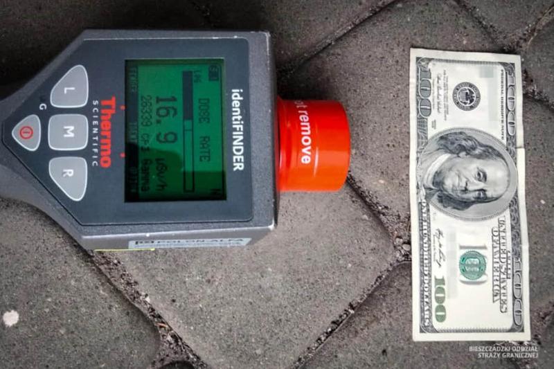 Громадянам України було відмовлено у перетині кордону з Польщею через наявність радіоактивної банкноти номіналом 100 доларів.