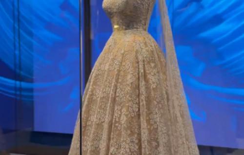 Король Чарльз і королева Камілла стали учасниками урочистого відкриття модної виставки, присвяченої пам'яті королеви Єлизавети II.