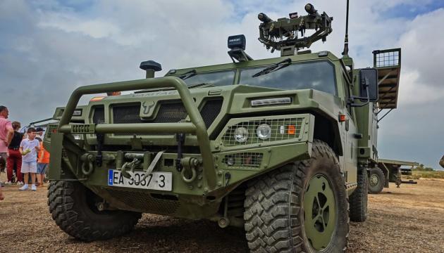 Іспанія надає Україні 100 броньованих машин VAMTAC разом з артилерійськими снарядами.